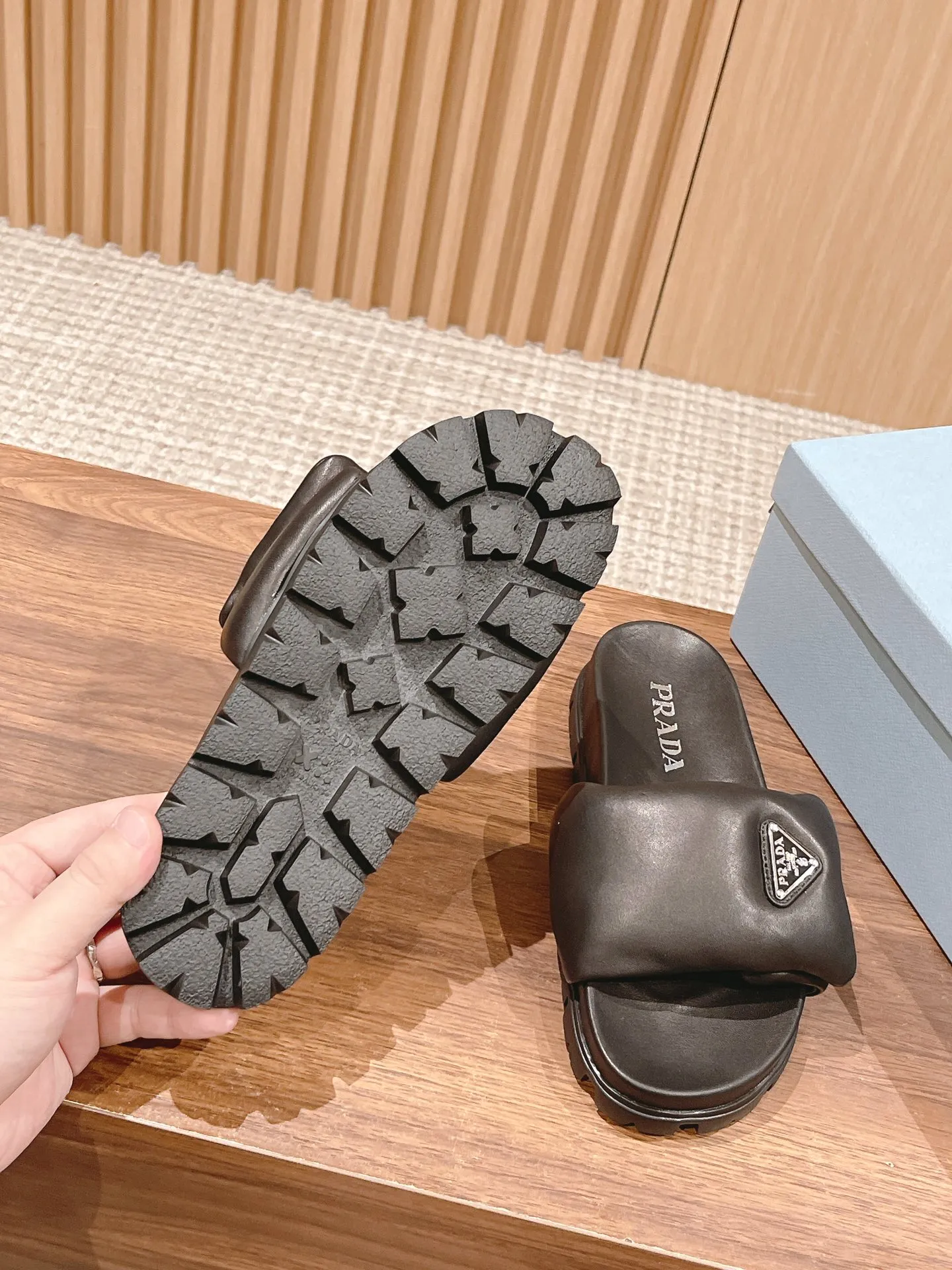💕💕Factory direct selling price p440💕💕 💕💕Factory direct selling price pRADA Prada 2023 new bread slippers, super soft and comfortable item. Both the upper and the lining are made of sheepskin, and the entire water table is wrapped in sheepskin🐏It seems simple, but relatively expensive❕The three layers of sponge inside are exclusively customized and the sole rubber foam Not ordinary 💕💕Factory direct selling price pU foam bottom strictly follows the essence of the original version! Size：35-41M